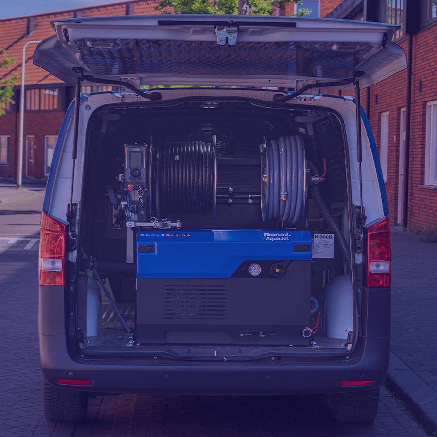 Camionnette équipée de notre matériel professionnel de curage haute pression